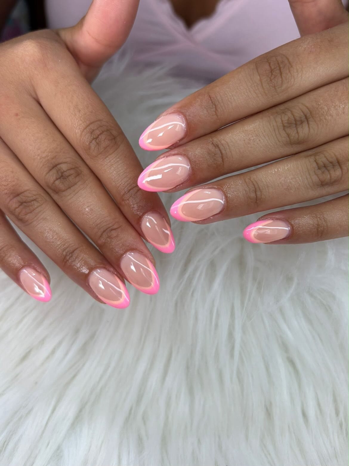 Manicura con doble delineado francés en rosa neón por Nails Dreams & Beauty
