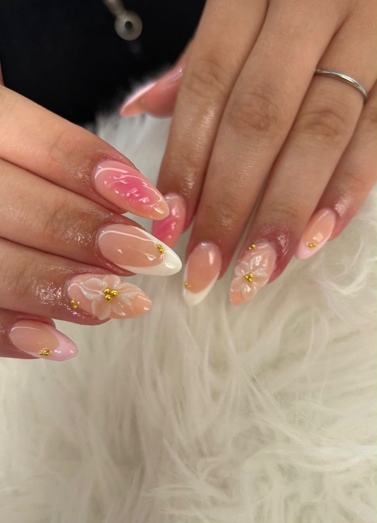 Diseño de uñas con esmaltado francés y flores blancas en relieve 3D por Nails Dreams & Beauty