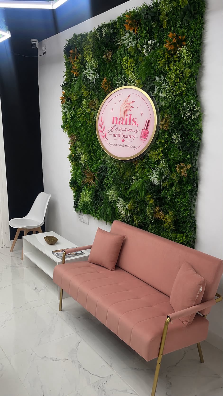 Zona de espera y bienvenida del salón Nails Dreams and Beauty en Andújar