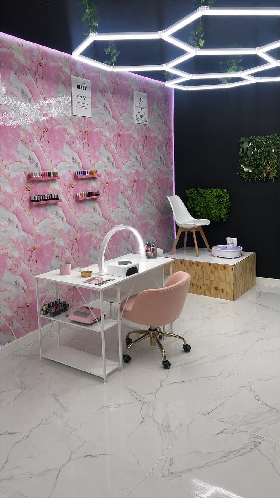 Puesto de manicura del salón Nails Dreams and Beauty en Andújar